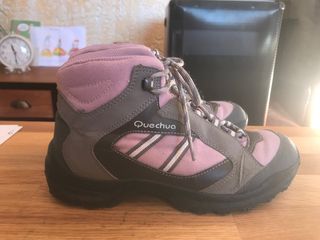 Botas montaña Decathlon 37 de segunda mano por 4 EUR en Noviales en WALLAPOP