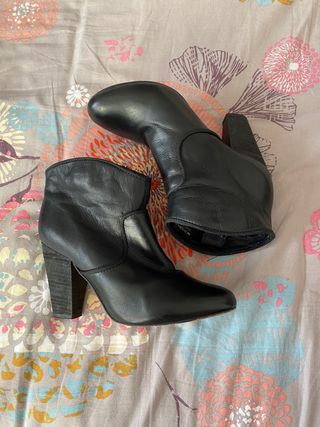 Botines piel negros Mango T 39 de segunda mano por 10 EUR en Bellavista en  WALLAPOP