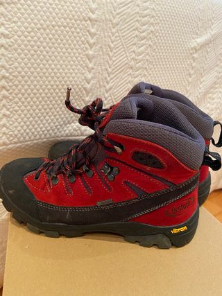 Botas montaña BESTARD, suela VIBRAM. Talla 36 de segunda mano por 60 EUR en  Terrassa en WALLAPOP
