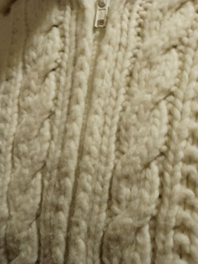 CHAQUETA DE LANA BEIGE CON CREMALLERA HECHA A MANO