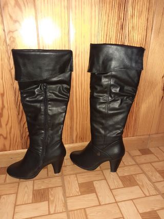 Botas Tipo Mosquetero Mujer de segunda mano por 15 EUR en Leganés en  WALLAPOP