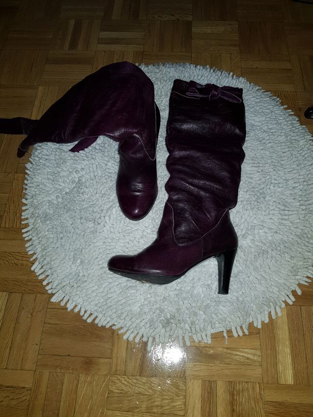 Botas piel  color morado ...granate