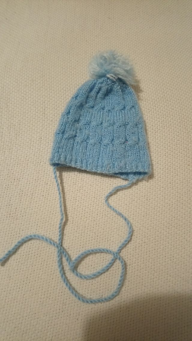 Gorrito de lana para muñeca