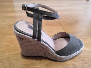 Sandalias mujer cuña.Talla 39. Usadas 2 veces de segunda mano por 10 EUR en  Lleida en WALLAPOP