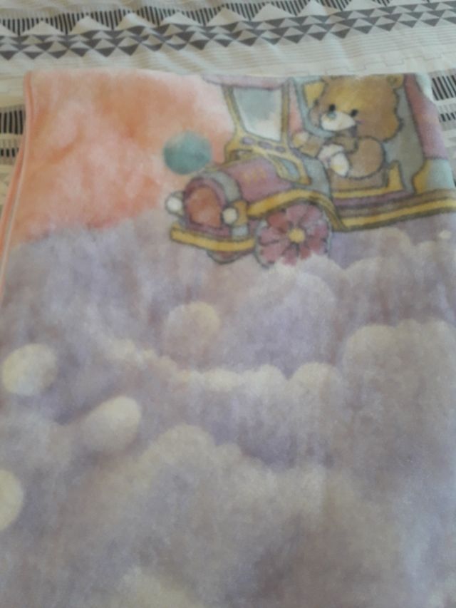 Vendo manta de cuna de bebé niña. 