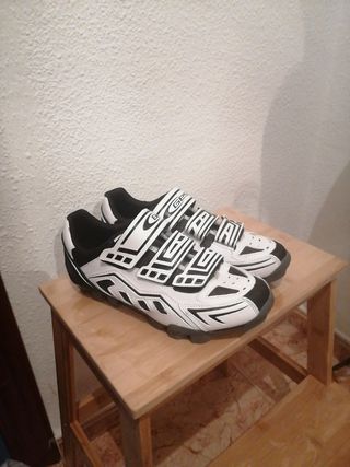 Botines Spinning de segunda mano por 30 EUR en Sevilla en WALLAPOP