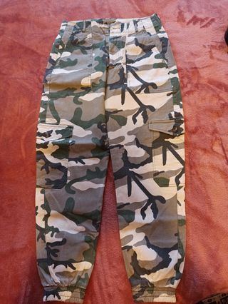 Pantalones con los que recuperar el estampado camuflaje