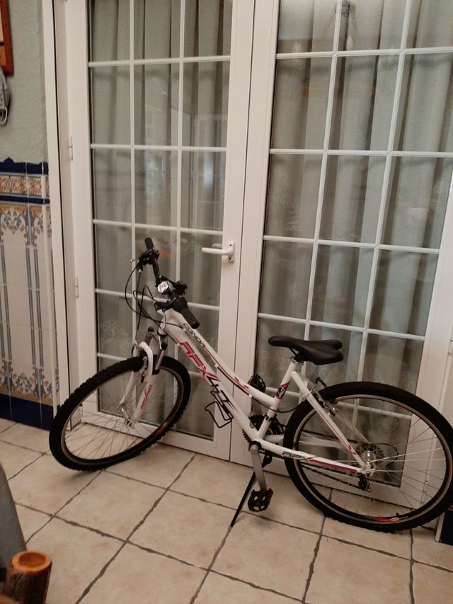 Bicicleta Conor blanca con detalles negros y rosa