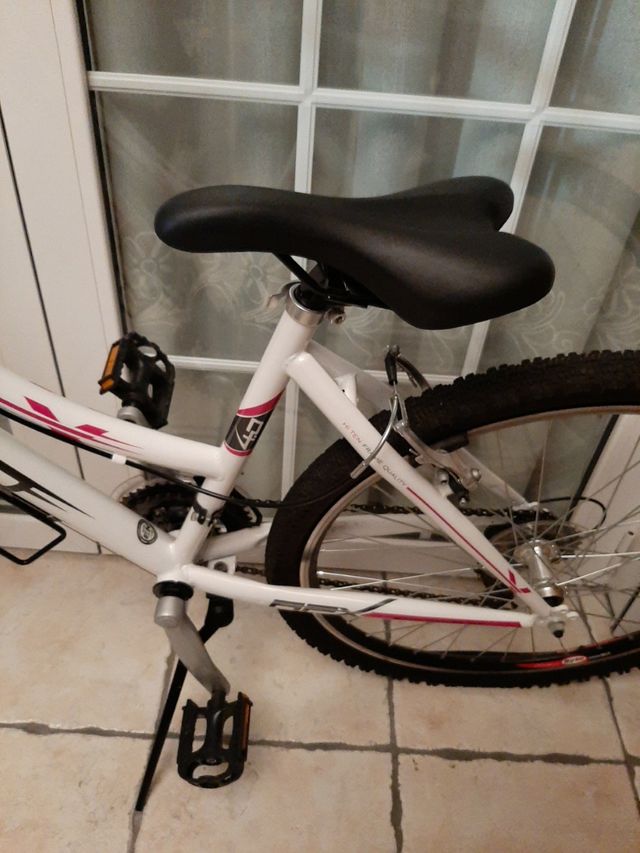 Bicicleta Conor blanca con detalles negros y rosa