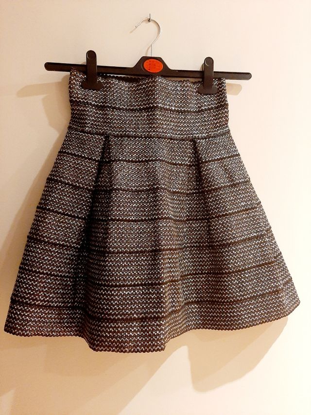 Falda de gomas, elástica, tonos grises,con brillos