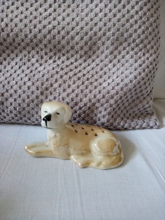 Salero. Perro de pocelana antiguo.