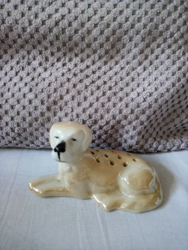 Salero. Perro de pocelana antiguo.