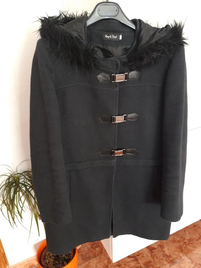 Chaquetón negro de mujer.