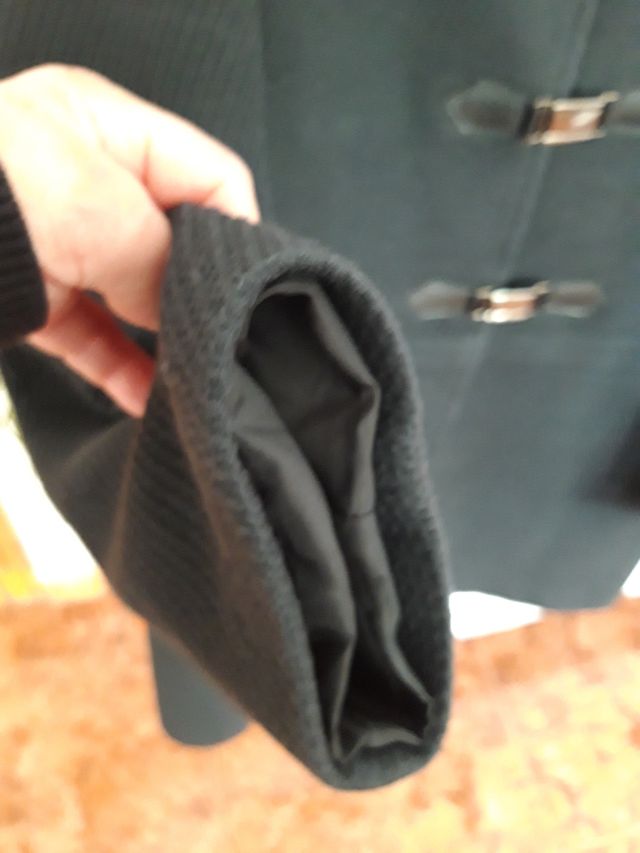 Chaquetón negro de mujer.