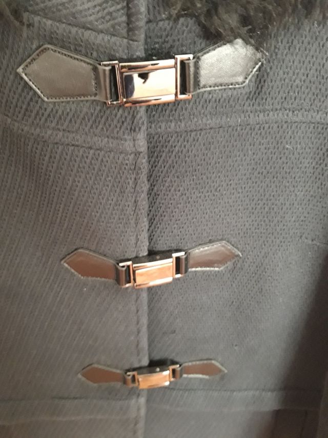 Chaquetón negro de mujer.