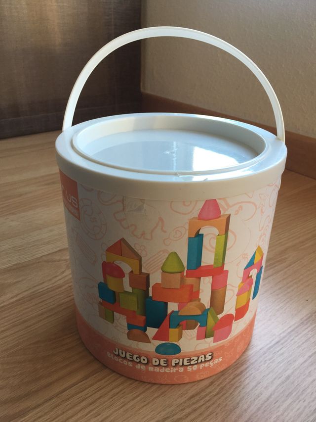 Juego piezas de madera.