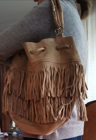Bolso de flecos y ante, comprado en zara de segunda mano por 10 EUR en  Urbanizacion Las Minas en WALLAPOP