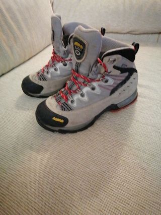 Botas ASOLÓ montaña mujer de segunda mano por 40 EUR en Madrid en WALLAPOP