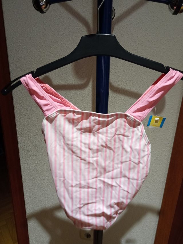 Bañador niña nuevo con etiqueta. 6-8 años