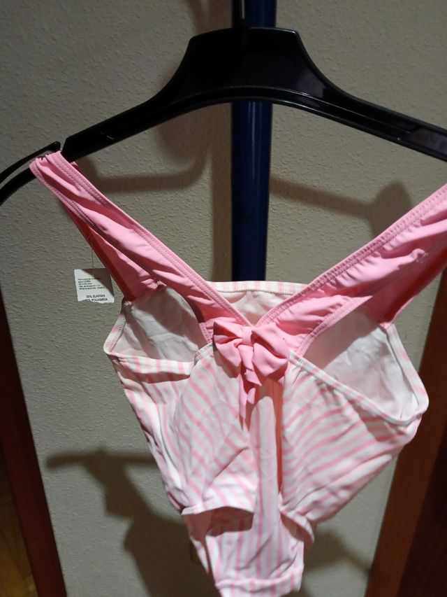 Bañador niña nuevo con etiqueta. 6-8 años