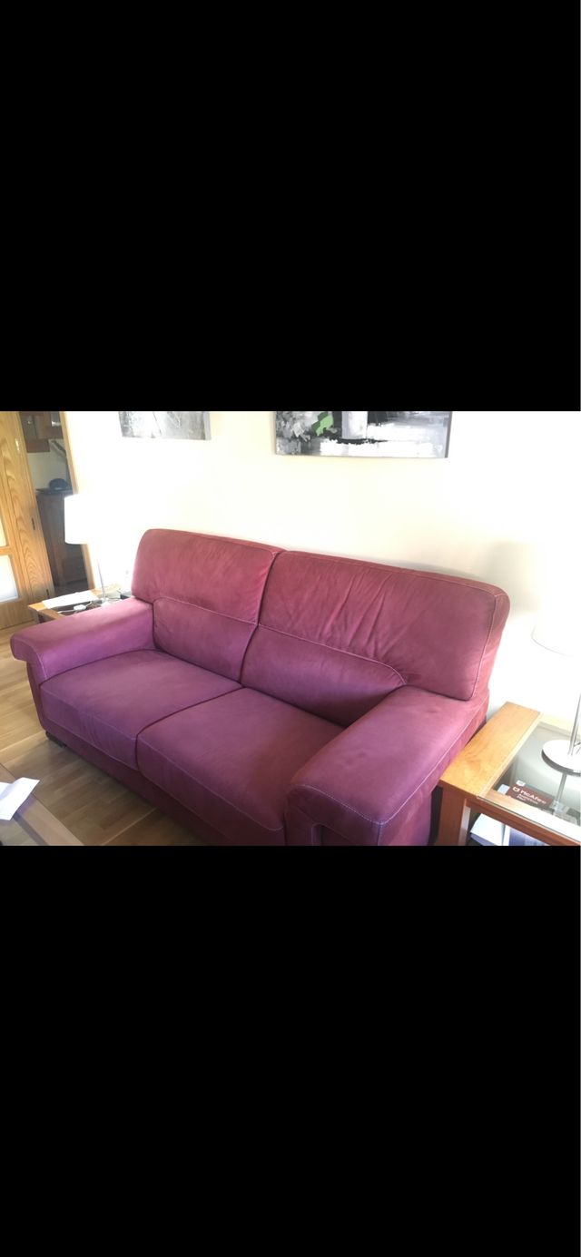 Sofá tres plazas color Burdeos