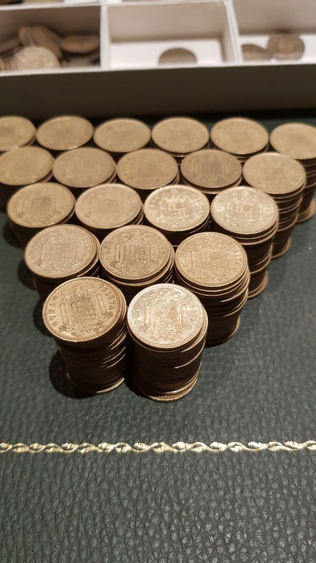 300 monedas 1 peseta Franco año 1966.