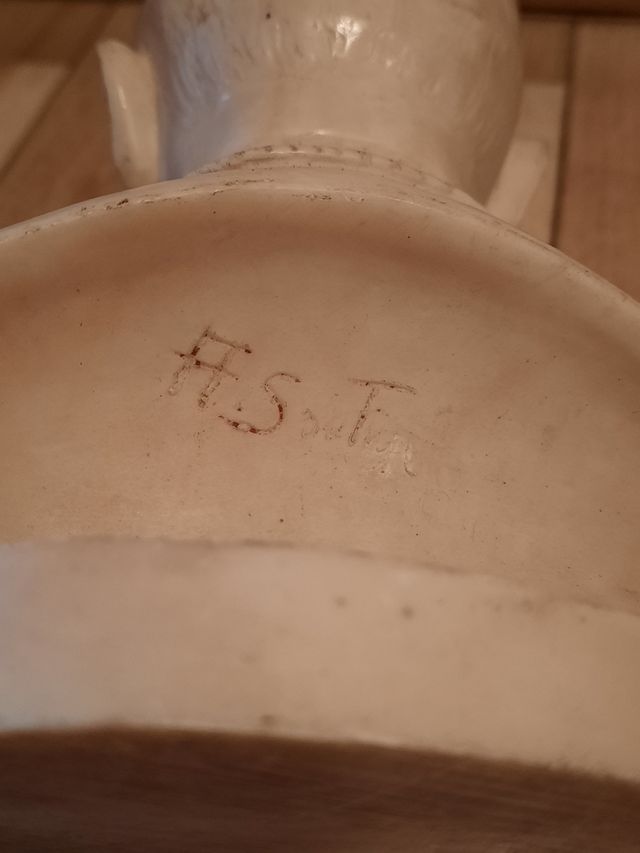 Antiguo busto del Papa San Pablo sexto firmado