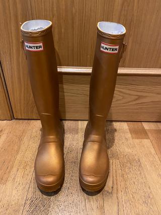 Botas Hunter edición limitada doradas T38 de segunda mano por 70 EUR en  Torrejón de Ardoz en WALLAPOP