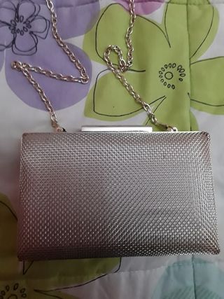 Bolso de mano de metal dorado de Parfois de segunda mano por 10 EUR en  Villaviciosa en WALLAPOP