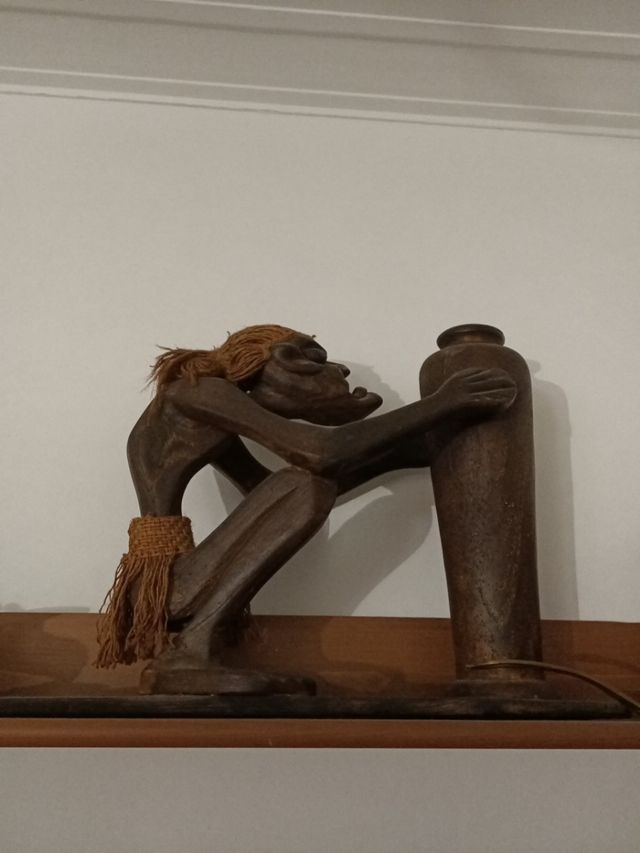 Figura tallada de madera.