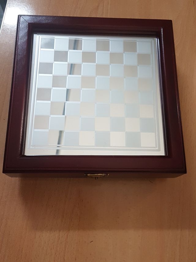 Ajedrez de cristal con caja de madera.