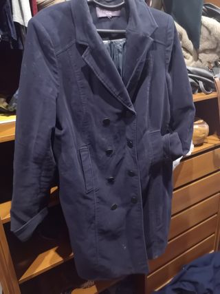 Abrigo largo violeta by mango de segunda mano por 12 EUR en Sant Joan Despí  en WALLAPOP