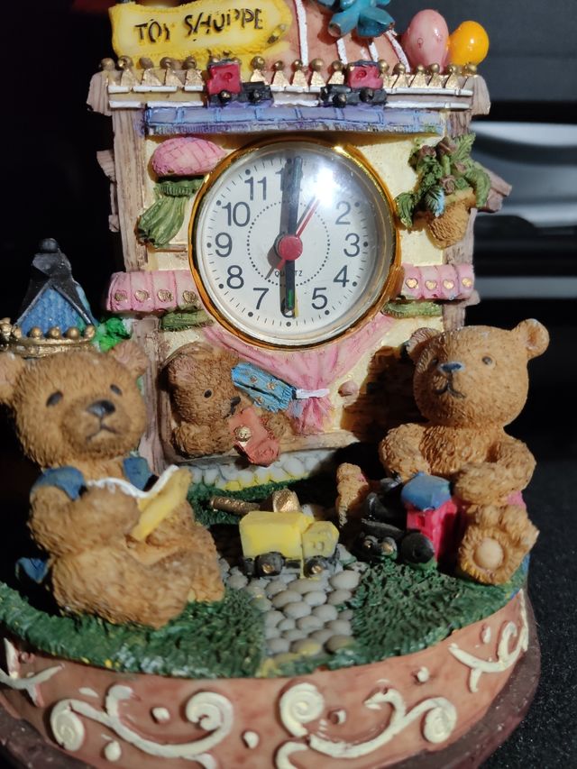 reloj y lampara  decorativos