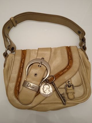 Bolso Christian Dior Gaucho con medallón de segunda mano por 250 EUR en  Madrid en WALLAPOP