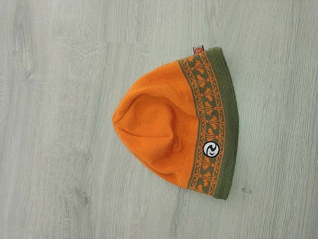 Gorro de lana naranja y verde Rossignol.