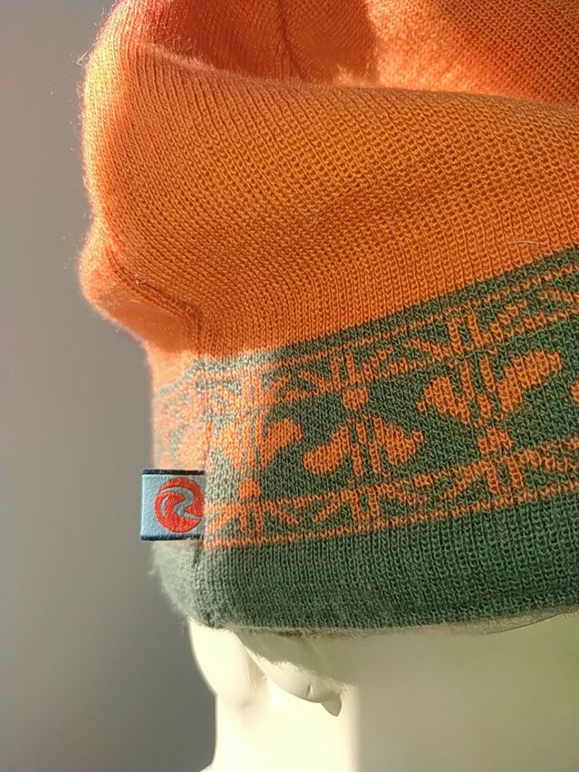 Gorro de lana naranja y verde Rossignol.