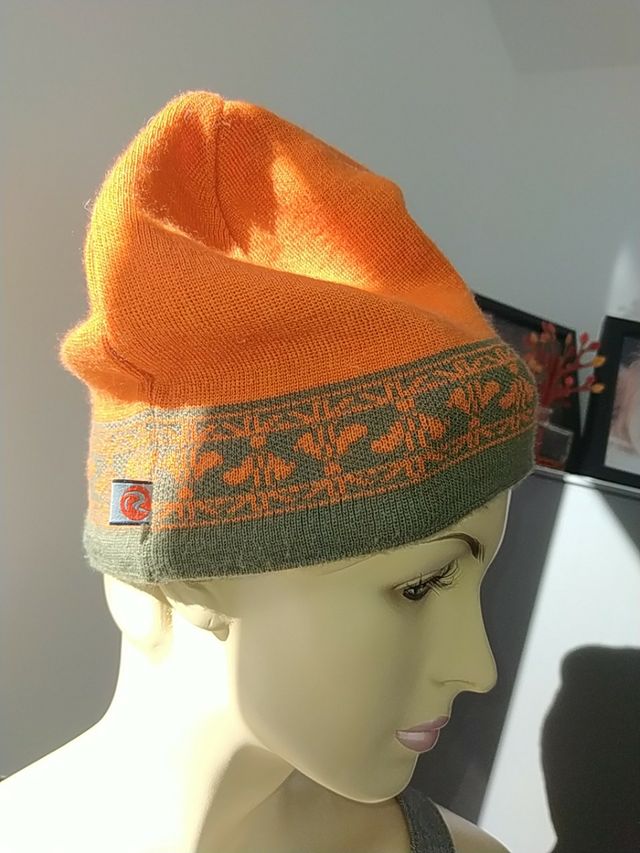 Gorro de lana naranja y verde Rossignol.