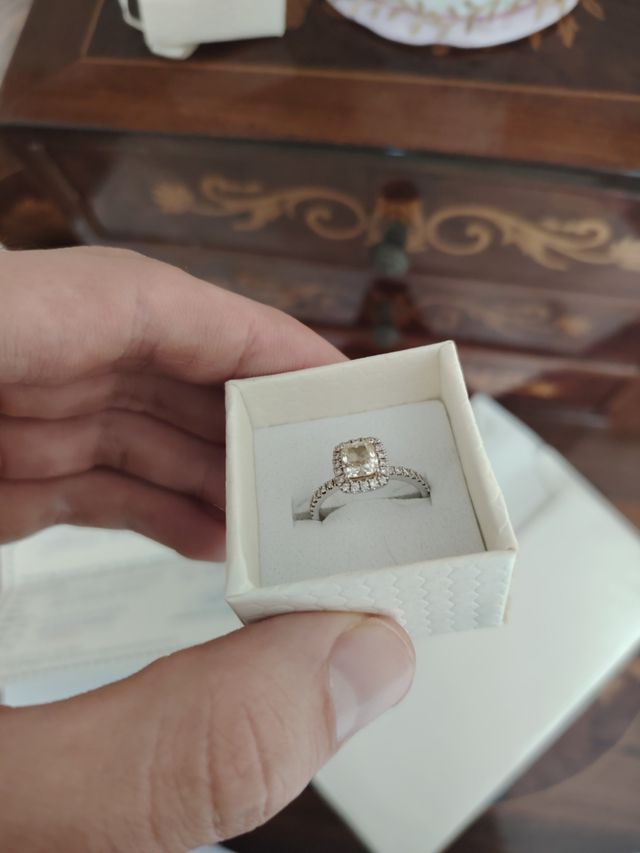 Anillo de diamante amarillo