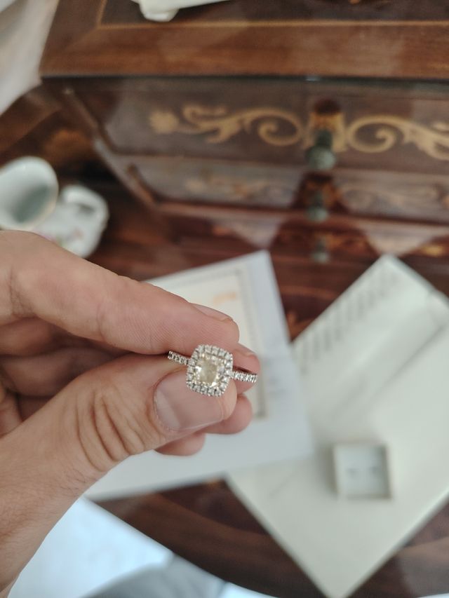 Anillo de diamante amarillo