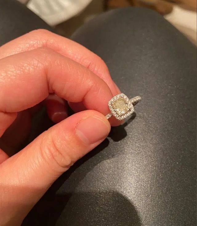 Anillo de diamante amarillo