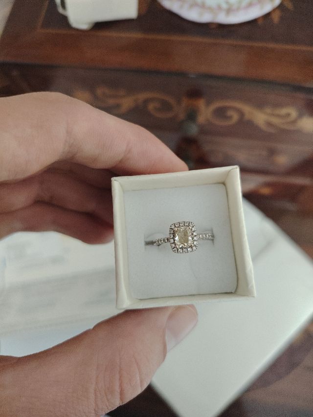 Anillo de diamante amarillo