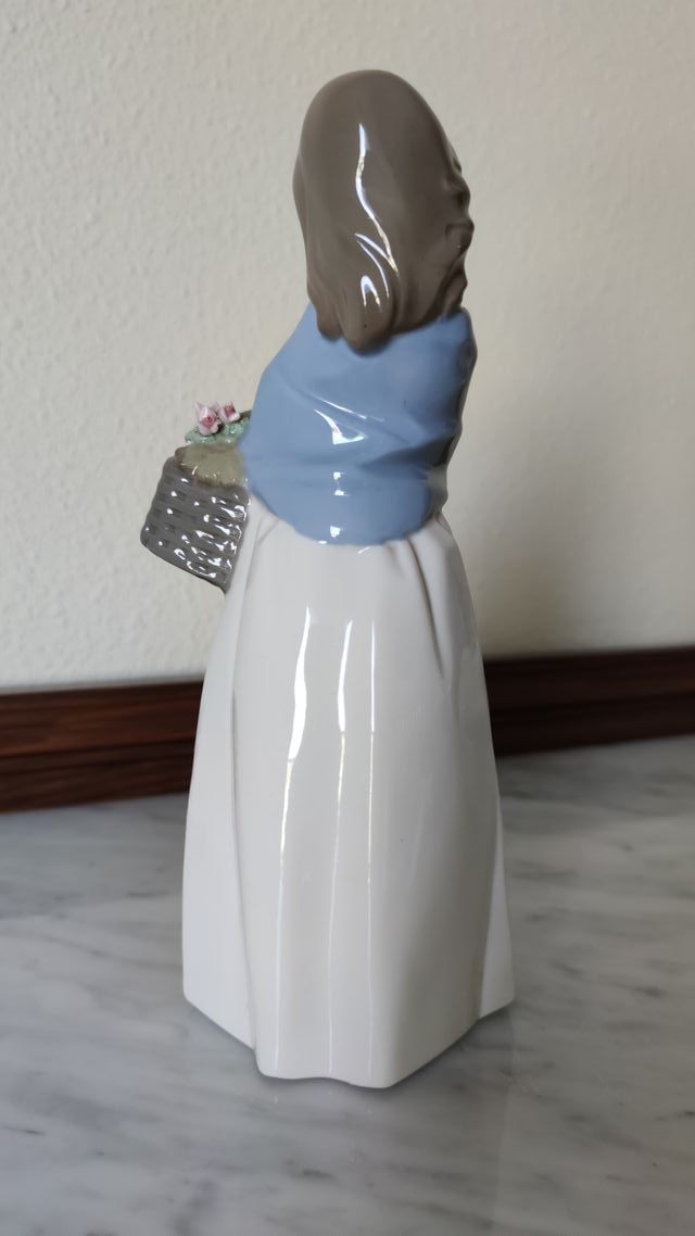 Figura de porcelana Mujer cesto flores