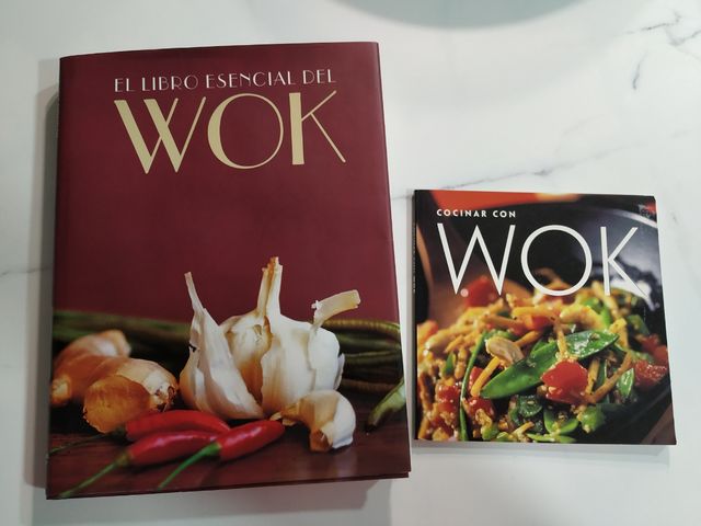 wok con libro de recetas 