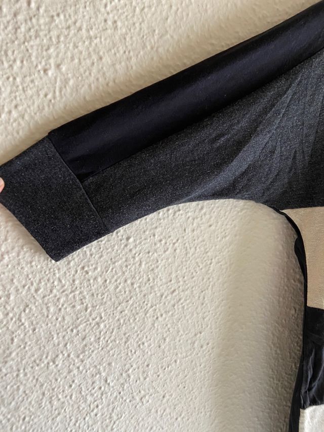 Camiseta de rayas dorada, gris y negra manga 3/4