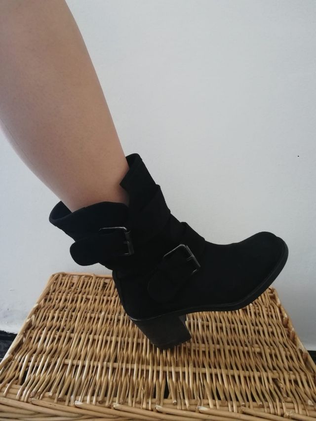 Botines negros.