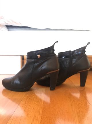 Botines piel negros mujer Hispanitas de segunda mano por 15 EUR en Gandía  en WALLAPOP