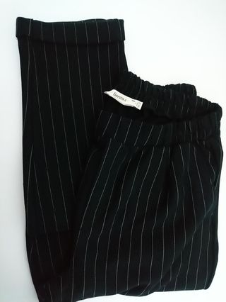 Pantalón elástico rayas Bershka de segunda mano por 10 EUR en Irun en  WALLAPOP