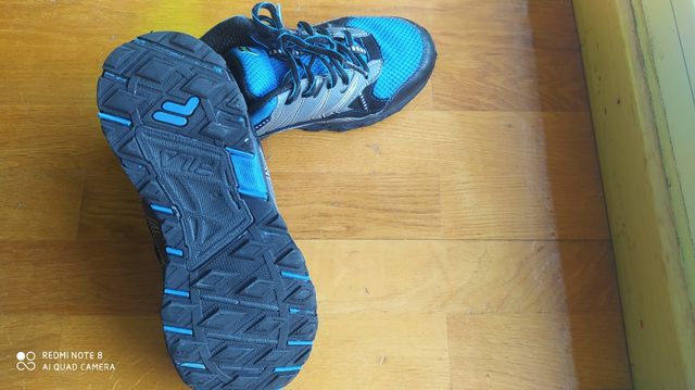 Zapatillas UNISEX, marca FILA talla 37.