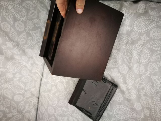 Caja portafotos de madera.