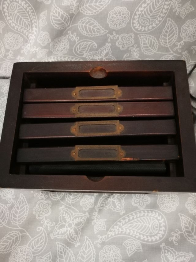 Caja portafotos de madera.